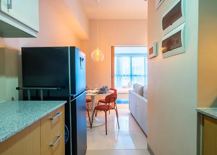 Modern Minimalist Uptown Parksuites 1br *